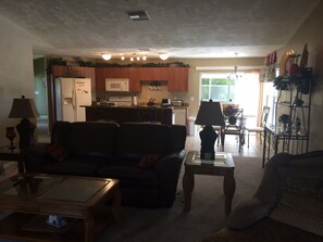 Smart-TV, DVD-Player, Bücher, Stereoanlage