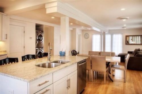 Charming historic home, steps away from Top places: Thames St & Bowen's Wharf