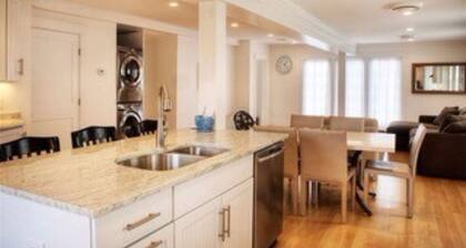 Charming historic home, steps away from Top places: Thames St & Bowen's Wharf