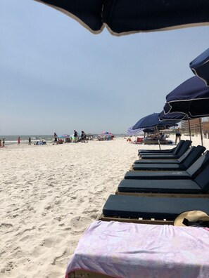 Plage, chaises longues