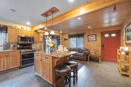 Cabin ~ Hot tub~ river access~ 70 inch tv~  Jetted tub with body sprayers