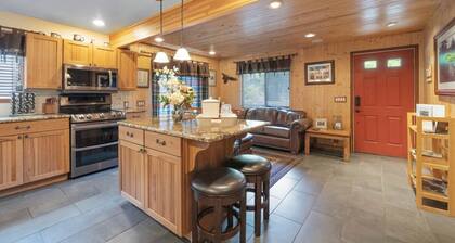 Cabin ~ Hot tub~ river access~ 70 inch tv~ Jetted tub with body sprayers