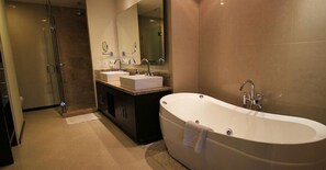 Dusche, Whirlpool, Haartrockner, Handtücher