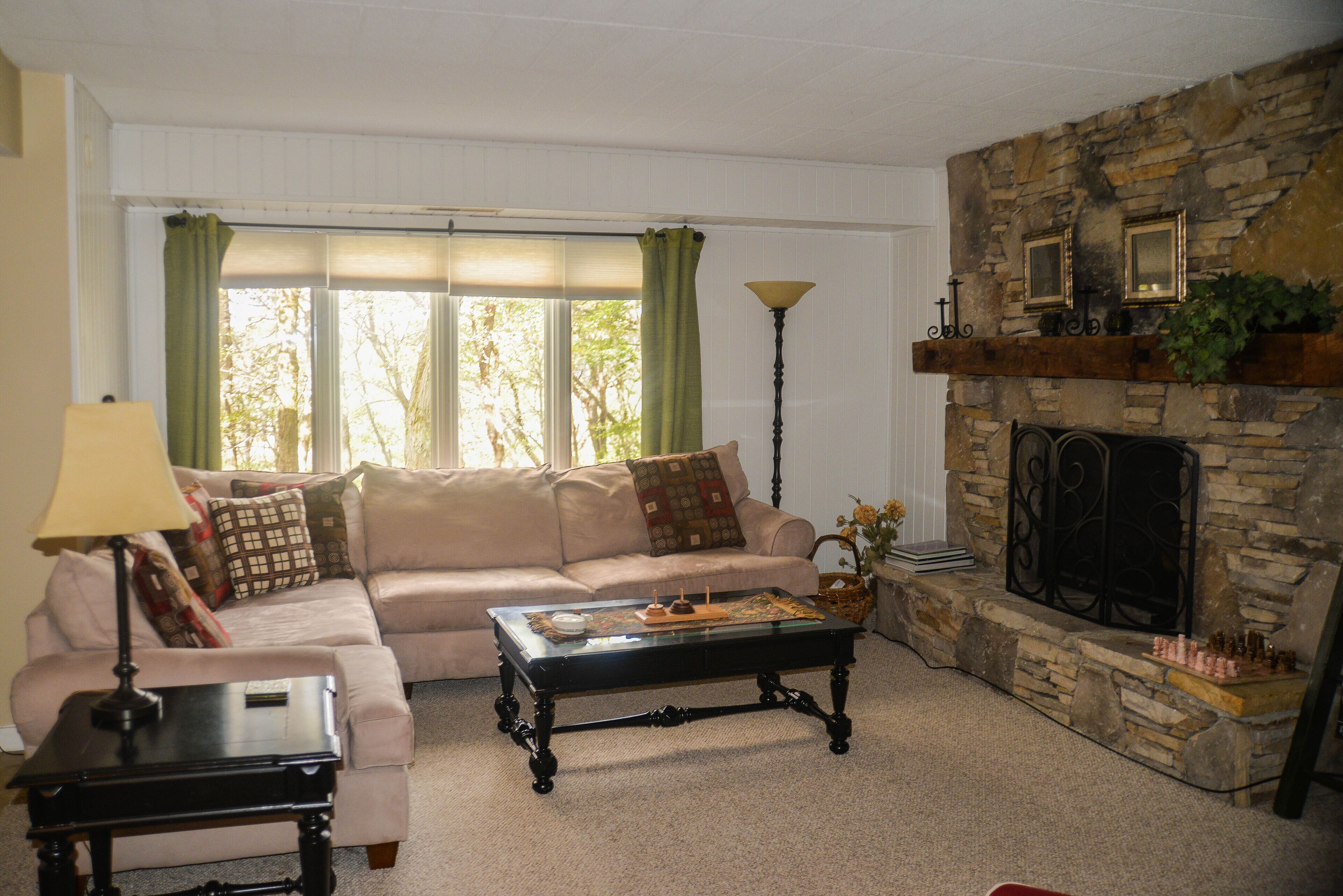 Updated 2BR/2BA Condo w/Golf, Spa & Shuttle to 7Springs Lodge/Slopes; Pool Open