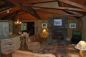 Smart TV, chimenea, reproductor de DVD y tenis de mesa 