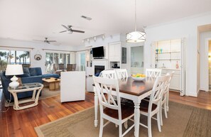 Un espacio moderno para vivir con comedor, cocina y zona de estar.