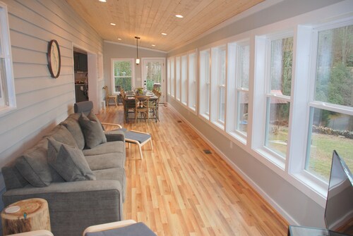 Splendor Cove Retreat…Lakefront w/ dock, Huge Yard, Lake Toys, Stream w/ wfall