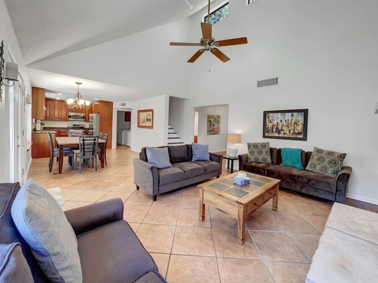 Älytelevisio, takka, videopelejä, pöytäjalkapallopöytä