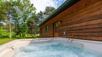 Bañera de hidromasaje al aire libre