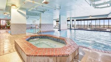 Alberca techada y alberca al aire libre