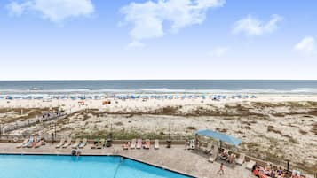 Een binnenzwembad, een buitenzwembad