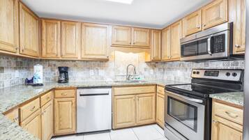 Frigorífico, microondas, horno y placa de cocina