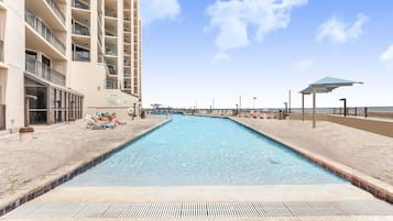 Een binnenzwembad, een buitenzwembad