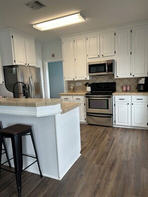 Fridge, microwave, oven, stovetop - Seafood and fishing time. Book your fishing trip catch specks and reds. (Chauvin)