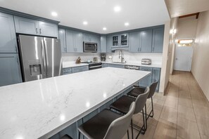 Fridge, microwave, oven, stovetop - OCEAN View/front -beautiful condo in prime location. A/C (Kihei)