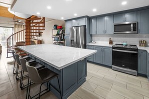 Réfrigérateur, four à micro-ondes, un four, surface de cuisson