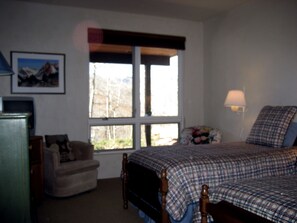 4 slaapkamers, een bureau, een strijkplank/strijkijzer, reisbedje
