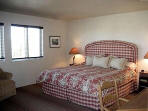 4 室のベッドルーム、デスク、アイロン / アイロン台、旅行用ベビーベッド