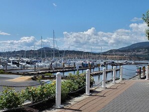 Marina - 2BR/2BA Top Floor | Pool |Walk to Beach/Dining (Kelowna)