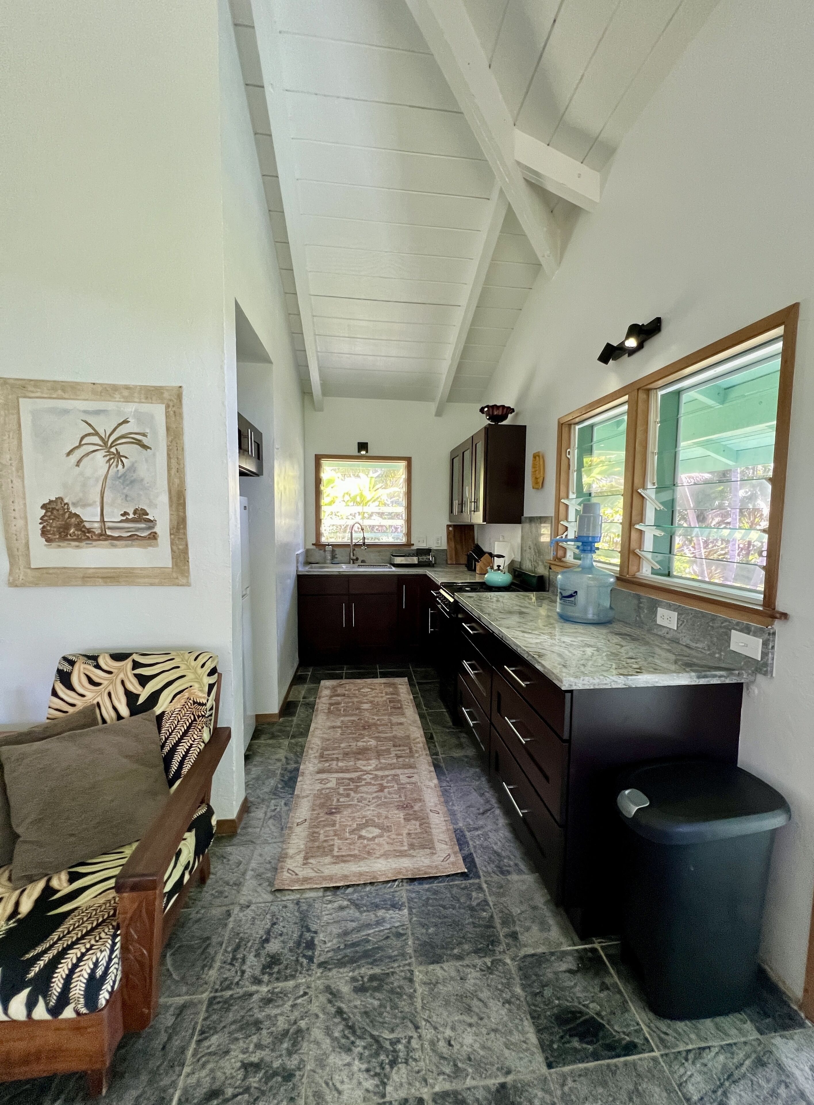Fridge, oven, stovetop, coffee/tea maker