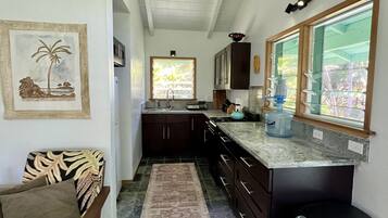 Fridge, oven, stovetop, coffee/tea maker