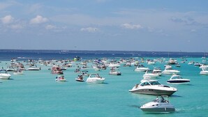 Un puerto deportivo con numerosas embarcaciones amarradas.