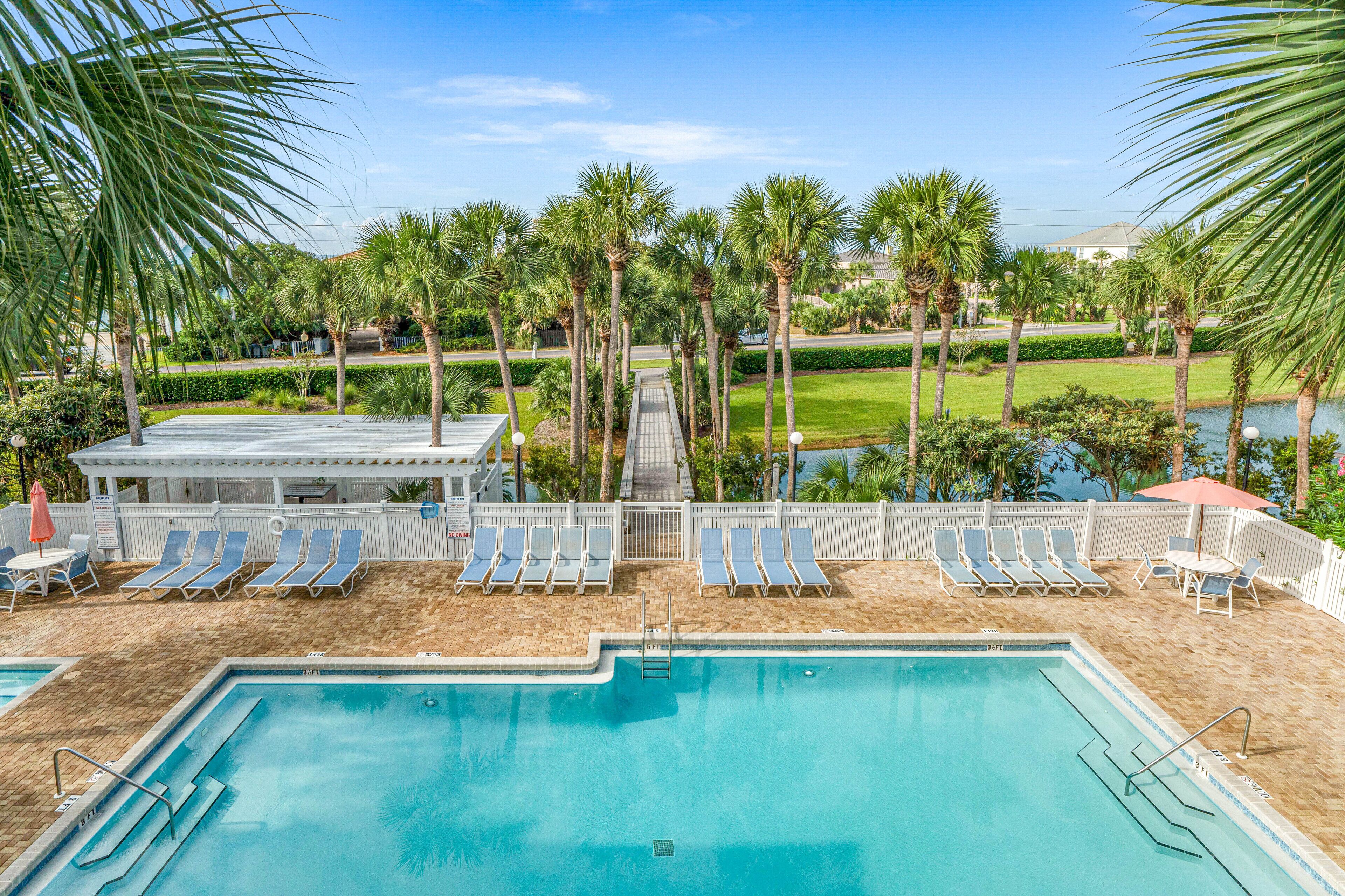 Una piscina al aire libre, una piscina climatizada