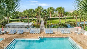 Una piscina al aire libre, una piscina climatizada