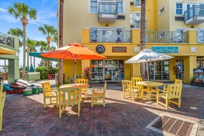Outdoor dining - Gulf views/steps to deeded beach/3 pools-pickle ball courts/dining (Santa Rosa Beach)