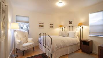 1 camera, una scrivania, ferro/asse da stiro, culla da viaggio