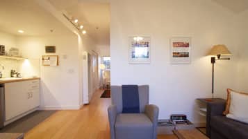 TV, libri, biblioteca musicale, impianto stereo