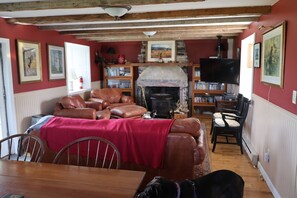 Smart-tv, een open haard, een dvd-speler en tafelvoetbal