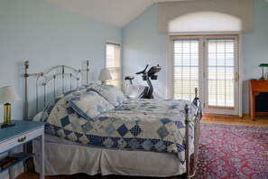 5 slaapkamers, een bureau, een strijkplank/strijkijzer, reisbedje