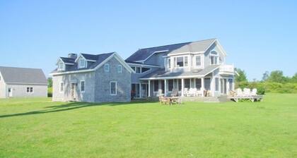 Casa de 5 cuartos frente al mar en 700 Acre Nature Preserve en una isla privada