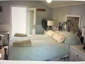 5 bedrooms, desk, iron/ironing board, travel cot