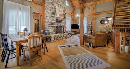 3 Bedroom Chalet, Hot Tub, Fireplace. Walk to Town.