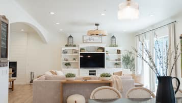 Smart TV, chimenea, videojuegos y reproductor de DVD