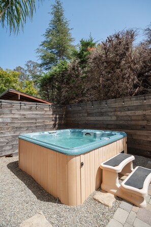 Bañera de hidromasaje al aire libre