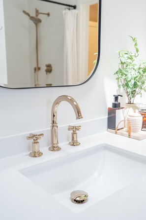 Combined shower/bathtub, jetted bath, hair dryer, towels - Spacious Getaway – Hot Tub, Big Yard, Near Beach, pet friendly, Great for All! (Soquel)
