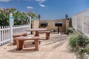 Outdoor dining - Gulf Front - 1 BR / 2 BA with hall bunks, free WiFi, next to state fishing pier (Gulf Shores)