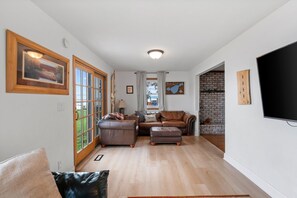 Smart TV, fireplace, stereo
