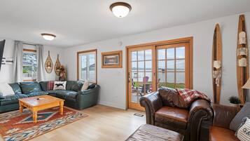 Smart TV, fireplace, stereo