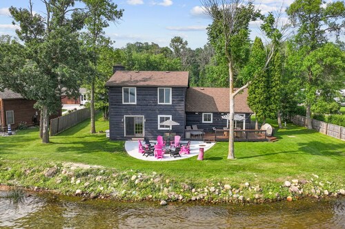 Cozy cabin with 100 ft of lake shore in the heart of the brainerd lakes area!