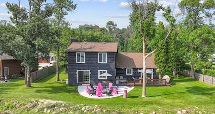 Cozy cabin with 100 ft of lake shore in the heart of the brainerd lakes area!