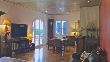 Fernseher, DVD-Player, BĂŒcher