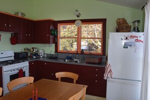 Fridge, microwave, oven, stovetop - Watch the sun rise without getting out of bed! (South Thomaston)