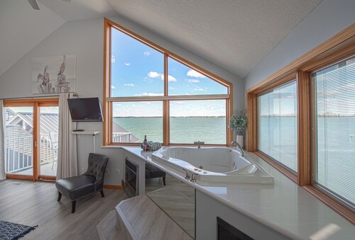 Lake front 4-bedroom vacation home with pool and  tiki bar!