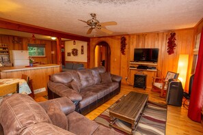 Smart TV, DVD player, table tennis, books