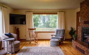 Smart TV, caminetto, videogiochi, libri