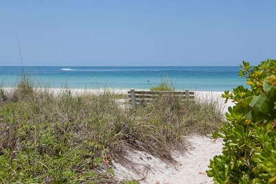 Blue Sky: Luxury 5 Bdrm/4 bath with heated pool - 1 block to beach!